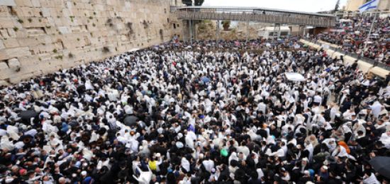 בחג הפסח בשנה זו פקדו את הכותל המערבי יותר משנים עברו