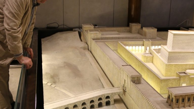 ד"ר דייויד מ. ווילסון מבקר לראשונה בקשת וילסון