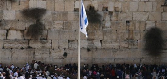 כמדי שני וחמישי עשרות משפחות חוגגות בר מצווה בכותל המערבי