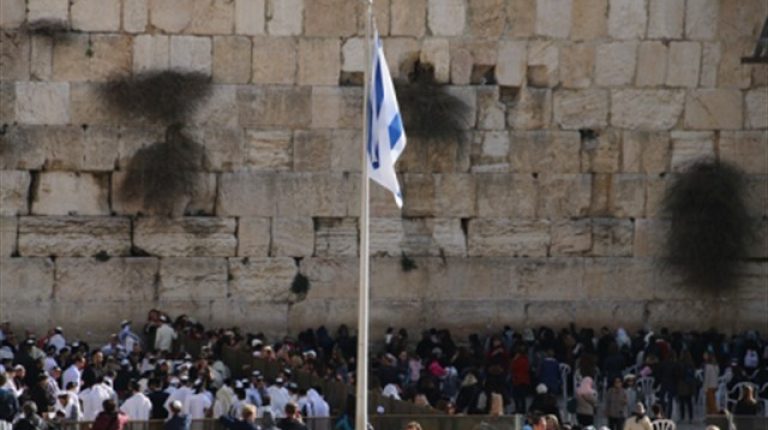 כמדי שני וחמישי עשרות משפחות חוגגות בר מצווה בכותל המערבי
