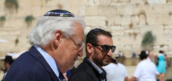 שגריר ארה"ב בישראל מר דיויד פרידמן בתפילה בכותל המערבי