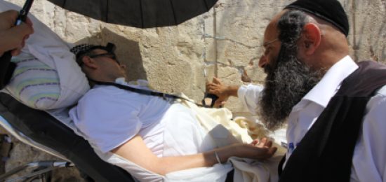 חיים, חולה ALS מונשם הגיע לכותל המערבי והגשים את משאלת ליבו