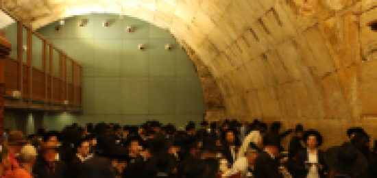 עשרותאלפימתפלליםהגיעוהיוםלכותלהמערבילאמירתיוםכיפורקטןלקראתחודשאלול הרחמיםוהסליחות.