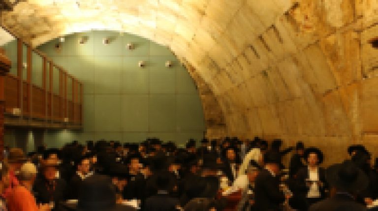 עשרותאלפימתפלליםהגיעוהיוםלכותלהמערבילאמירתיוםכיפורקטןלקראתחודשאלול הרחמיםוהסליחות.