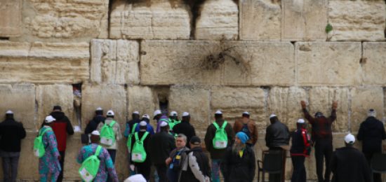 תיירים מניגריה בביקור בכותל המערבי