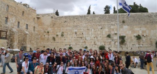 סטודנטים מקנדה בביקור בכותל המערבי