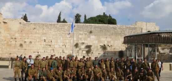 סיום קורס נהגים של צה"ל בכותל המערבי