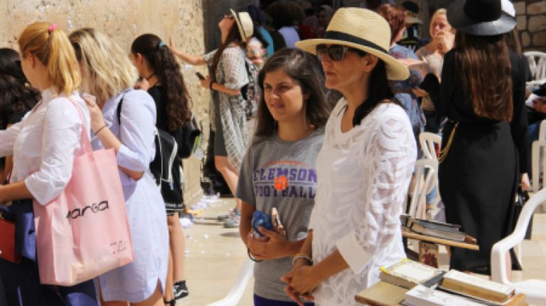 ניקי היילי ביקרה בכותל המערבי והטמינה פתק בין אבני הכותל