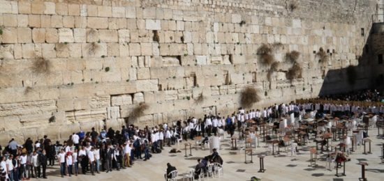 הישיבה התיכונית מרמת גן בתפילת יום כיפור קטן בכותל המערבי