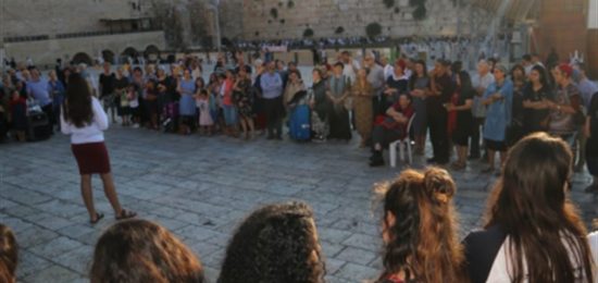 חזרה לארץ ישראל מהמסע לפולין אולפנת כפר פינס בכותל המערבי
