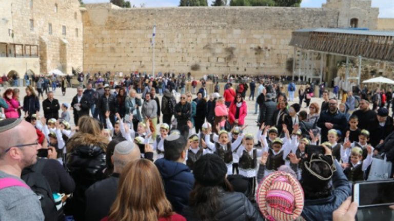 מסיבת סידור לכיתה א'  מנוף אילה בכותל המערבי