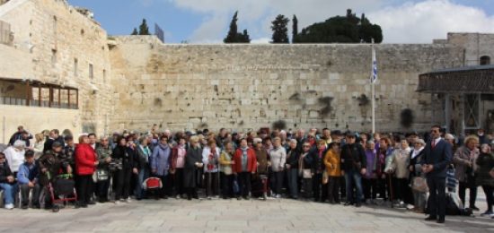 בר ובת מצווה לניצולי השואה מנתניה בכותל המערבי