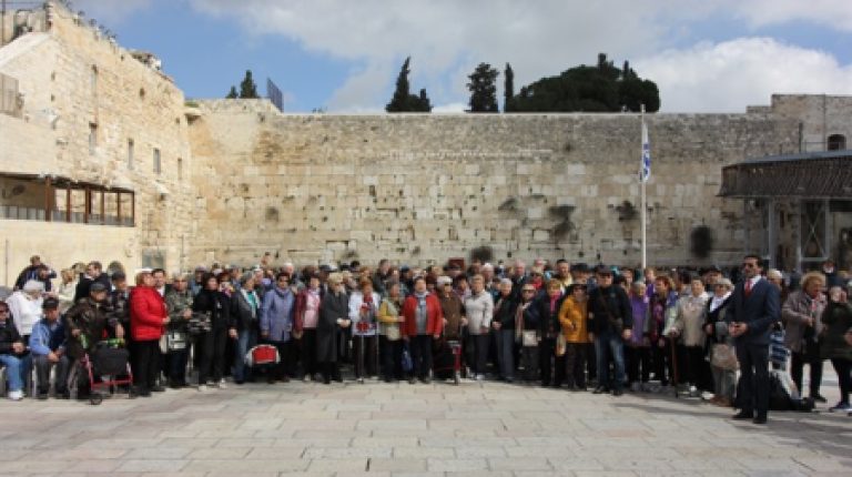 בר ובת מצווה לניצולי השואה מנתניה בכותל המערבי