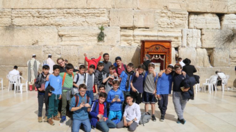 ביתספראפרתהכיתהו'בסיורלקראתברמצווהבכותלהמערבי