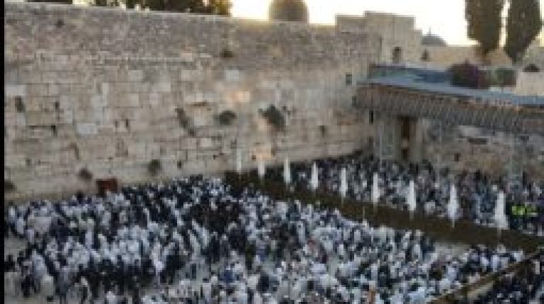 ראש חודש כסלו ברחבת הכותל המערבי