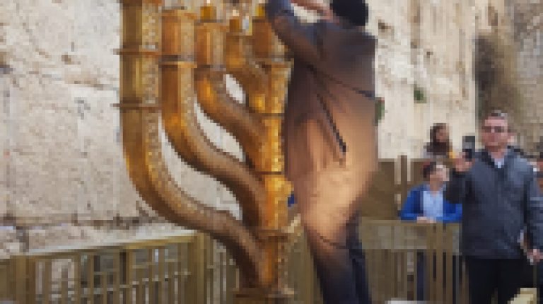 הדלקת נר שישי של חנוכה בכותל המערבי