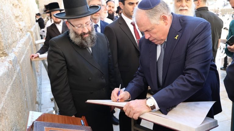 Argentina's Foreign Minister Visits the Western Wall (4)