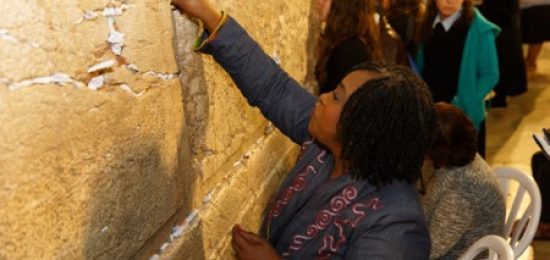 שרת החוץ של גאנה בביקור בכותל המערבי
