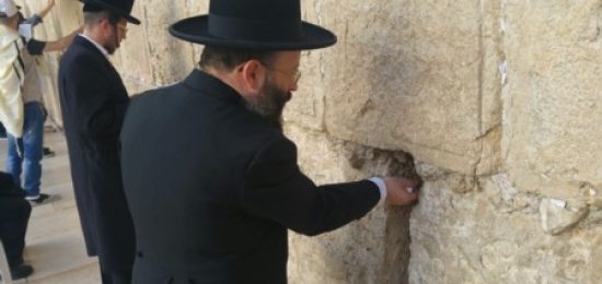 פתקי התפילה של חברי הסנט בארה"ב הוטמנו בכותל המערבי