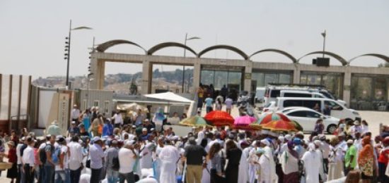 הידעתם? בקרב קהילת יוצאי אתיופיה נהוג לצום חצי יום עוד לפני ט' באב. בתמונה תפילתם היום בכותל המערבי