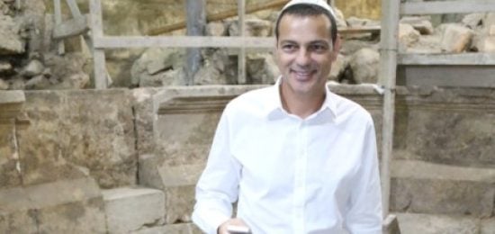 אקי אבני וסנדי בר בבר מצוה לבן ליאם ובביקור במנהרות הכותל