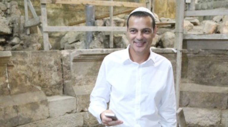 אקי אבני וסנדי בר בבר מצוה לבן ליאם ובביקור במנהרות הכותל