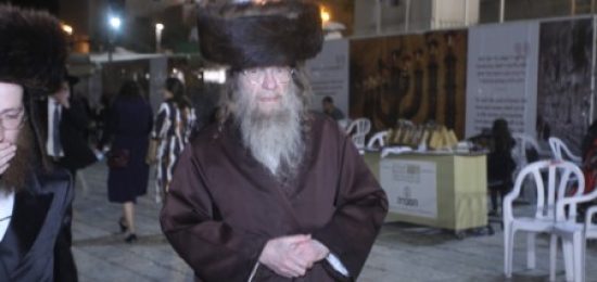 האדמו"ר מלעלוב ניקלשבורג בכותל המערבי חול המועד פסח תשע"ח