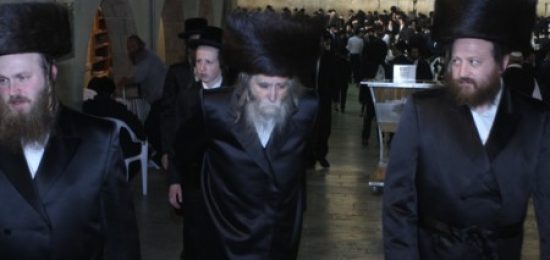 האדמו"ר מאערלוי בכותל המערבי חול המועד פסח תשע"ח