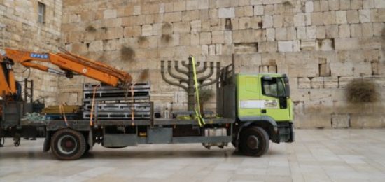 חנוכיית הכותל הוצבה ברחבת הכותל המערבי