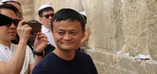 מנכ"ל חברת הסחר העולמית עלי בבא, ג'ק מא, בביקור בכותל המערבי ובמנהרות הכותל