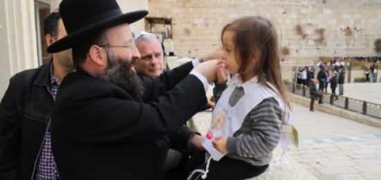 הצנחן לשעבר יצחק יפעת חגג לנכדו טקס חלאקה בכותל המערבי