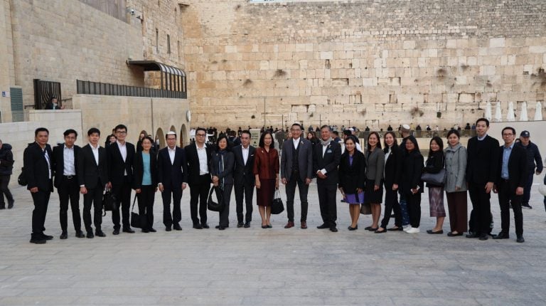 Thailand's Foreign Minister and Chief of Staff in an Emotional Visit to the Western Wall (2)