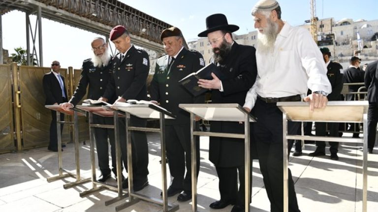 הרמטכ"ל הנכנס והרמטכ"ל היוצא בתפילה בכותל המערבי