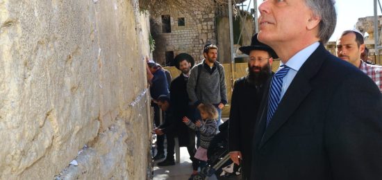 מר. אנסו מואברו מילנסי שר החוץ ושיתוף הפעולה הבין לאומי של הרפובליקה האיטלקית בביקור בכותל המערבי