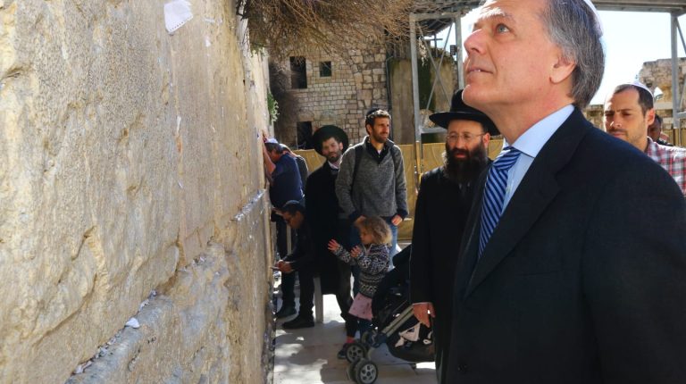 מר. אנסו מואברו מילנסי שר החוץ ושיתוף הפעולה הבין לאומי של הרפובליקה האיטלקית בביקור בכותל המערבי