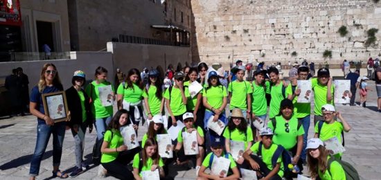 ילדיכיתהז'מהעירמעלהאדומים,בי"סאורטתעופהוחלל"ביוםסיורחווייתילרגלשנתהבר/בתמצווהששיאוהגעהאלהכותלהמערבי.