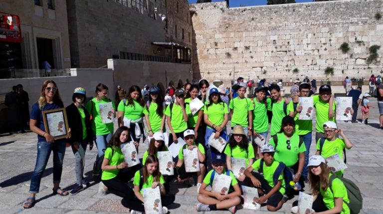ילדיכיתהז'מהעירמעלהאדומים,בי"סאורטתעופהוחלל"ביוםסיורחווייתילרגלשנתהבר/בתמצווהששיאוהגעהאלהכותלהמערבי.