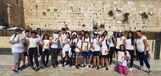 ילדי כיתה ז מהעיר מעלה אדומים בי"ס "דקל ווילנאי" ביום סיור חווייתי לרגל שנת הבר/בת מצווה ששיאו הגעה אל הכותל המערבי.