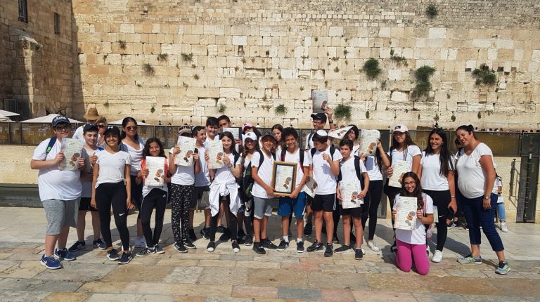ילדי כיתה ז מהעיר מעלה אדומים בי"ס "דקל ווילנאי" ביום סיור חווייתי לרגל שנת הבר/בת מצווה ששיאו הגעה אל הכותל המערבי.