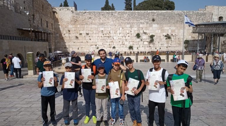 ילדי כיתה ז מהעיר ראש העין מתיכון דתי עתיד ביום סיור חווייתי לרגל שנת הבר/בת מצווה ששיאו הגעה אל הכותל המערבי.