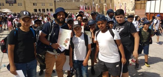 ילדי כיתה ז מהעיר רחובות ביום סיור חווייתי לרגל שנת הבר/בת מצווה ששיאו הגעה אל הכותל המערבי.