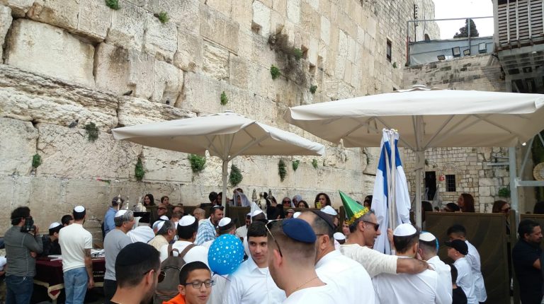 התפילה מול מקום קדש הקדשים במנהרות הכותל המערבי תוקדש לחולי קורונה בארץ ובעולם