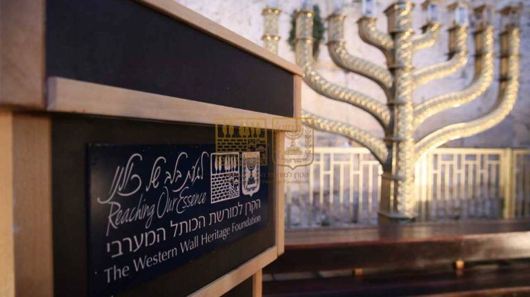 "זאת חנוכה" בכותל המערבי