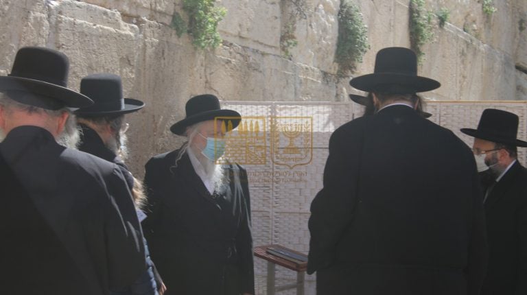 האדמו"ר מגור הגיע לתפילה קצרה ברחבת הכותל המערבי.