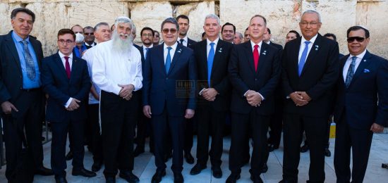 President of Honduras visits the Western Wall