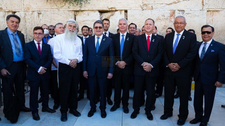 President of Honduras visits the Western Wall
