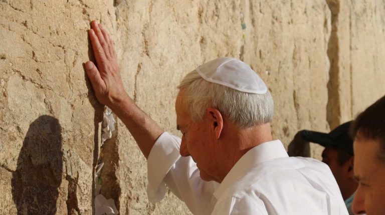 מושל ארקנסו בביקור בכותל המערבי