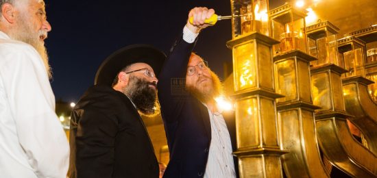 נר שני של חנוכה ברחבת הכותל המערבי לזכרו של אלי קיי הי"ד