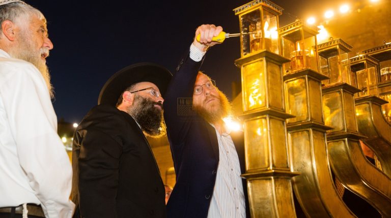 נר שני של חנוכה ברחבת הכותל המערבי לזכרו של אלי קיי הי"ד