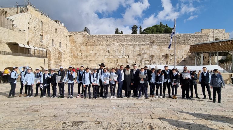 מזל טוב ל-50 נערים מחיפה שחגגו בר מצווה בסיור ותפילה מרגשים בכותל המערבי